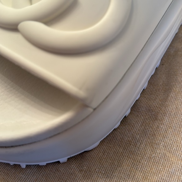 Gucci WOMEN'S SLIDE SANDAL WITH INTERLOCKING G, size 38. Gently worn! - Picture 3 of 11